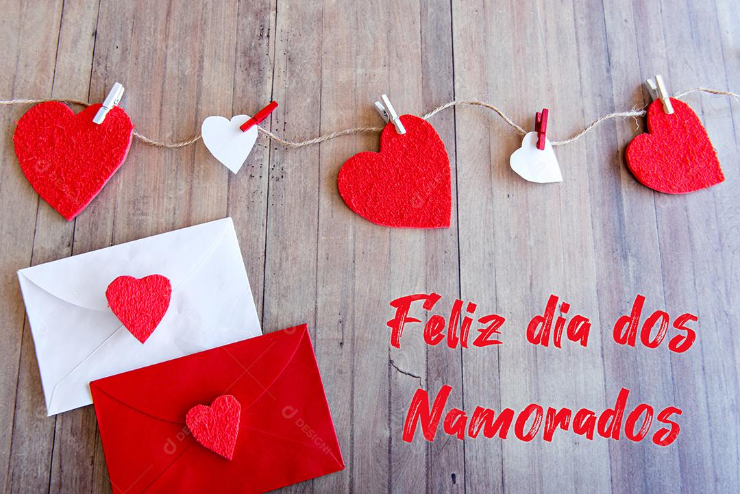 Conceito de dia dos namorados, corações e carta de amor em fundo de madeira