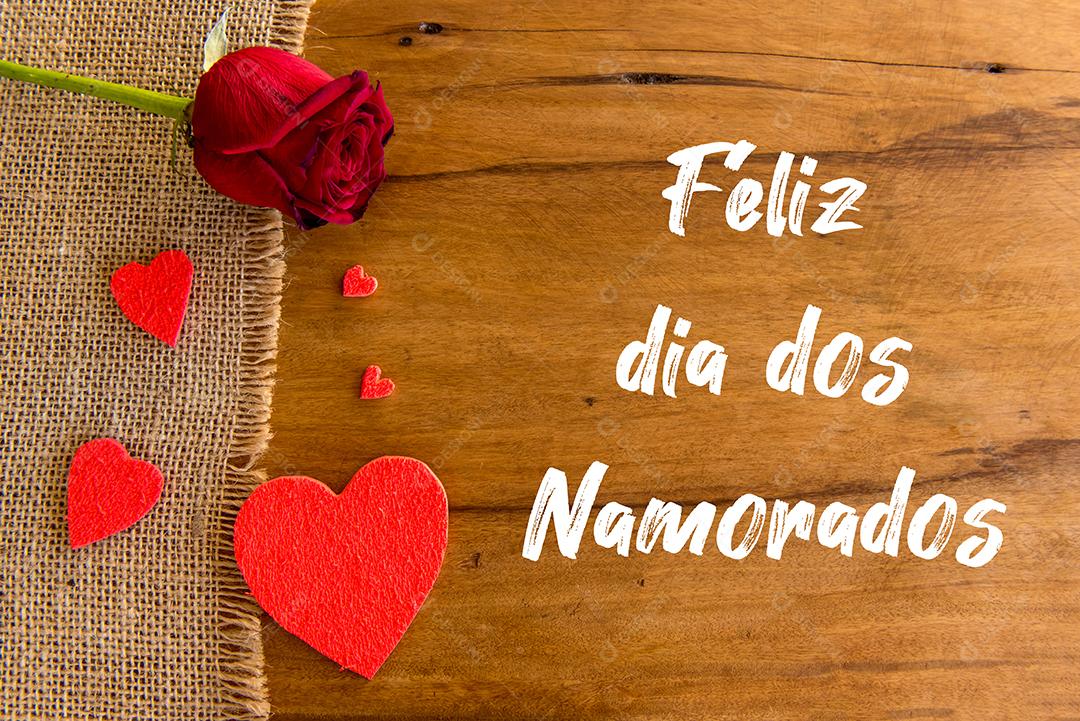 Conceito de dia dos namorados, corações e rosa na mesa de madeira