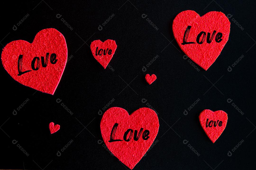 Conceito de dia dos namorados, corações em fundo preto
