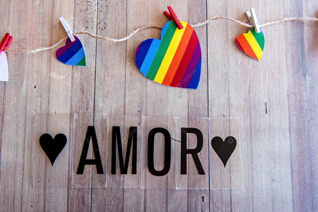 Conceito de dia dos namorados, corações coloridos (LGBT), amor escrito em português (amor)