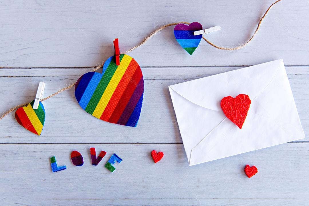 Conceito de dia dos namorados, corações coloridos e carta de amor (LGBT)