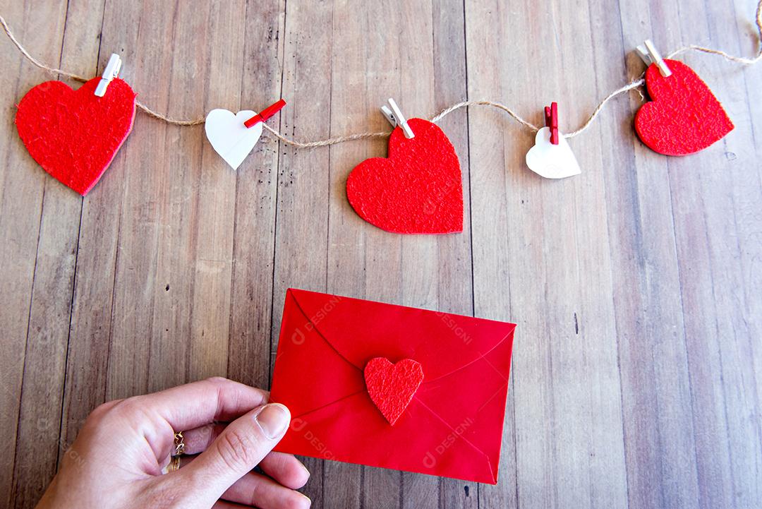 Conceito de Dia dos Namorados, mão segurando carta de amor