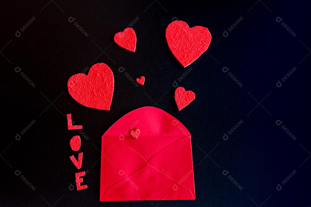 Conceito de dia dos namorados, corações e carta de amor em fundo preto