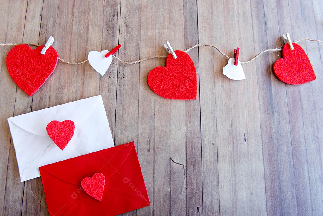 Conceito de dia dos namorados, corações e carta de amor em fundo de madeira