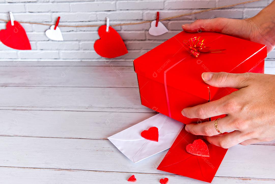 Conceito de dia dos namorados, mãos segurando um presente.