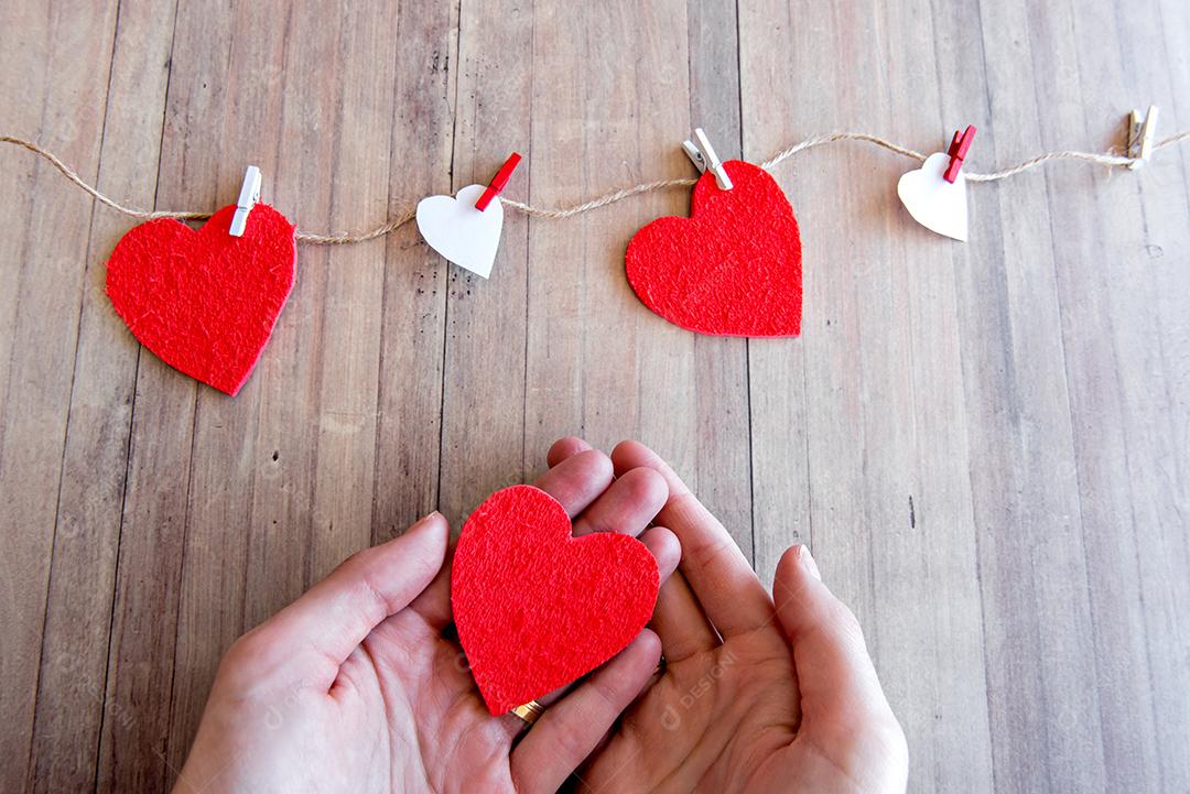 Conceito de dia dos namorados, mãos segurando um coração.