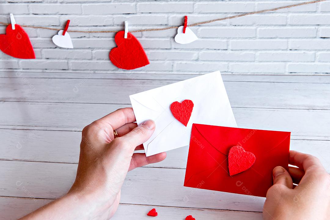 Conceito de dia dos namorados, mãos segurando cartas de amor