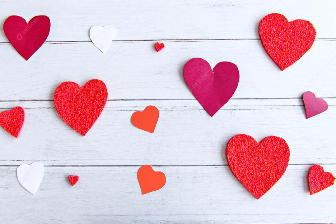Conceito de dia dos namorados, corações na mesa de madeira