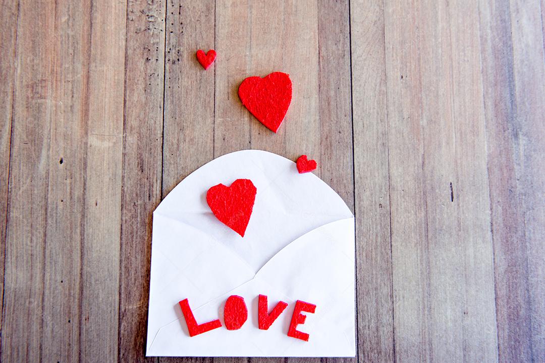 conceito de dia, carta de amor em fundo de madeira