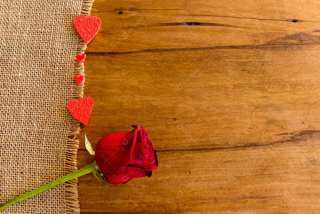 Conceito de dia dos namorados, rosa na mesa de madeira