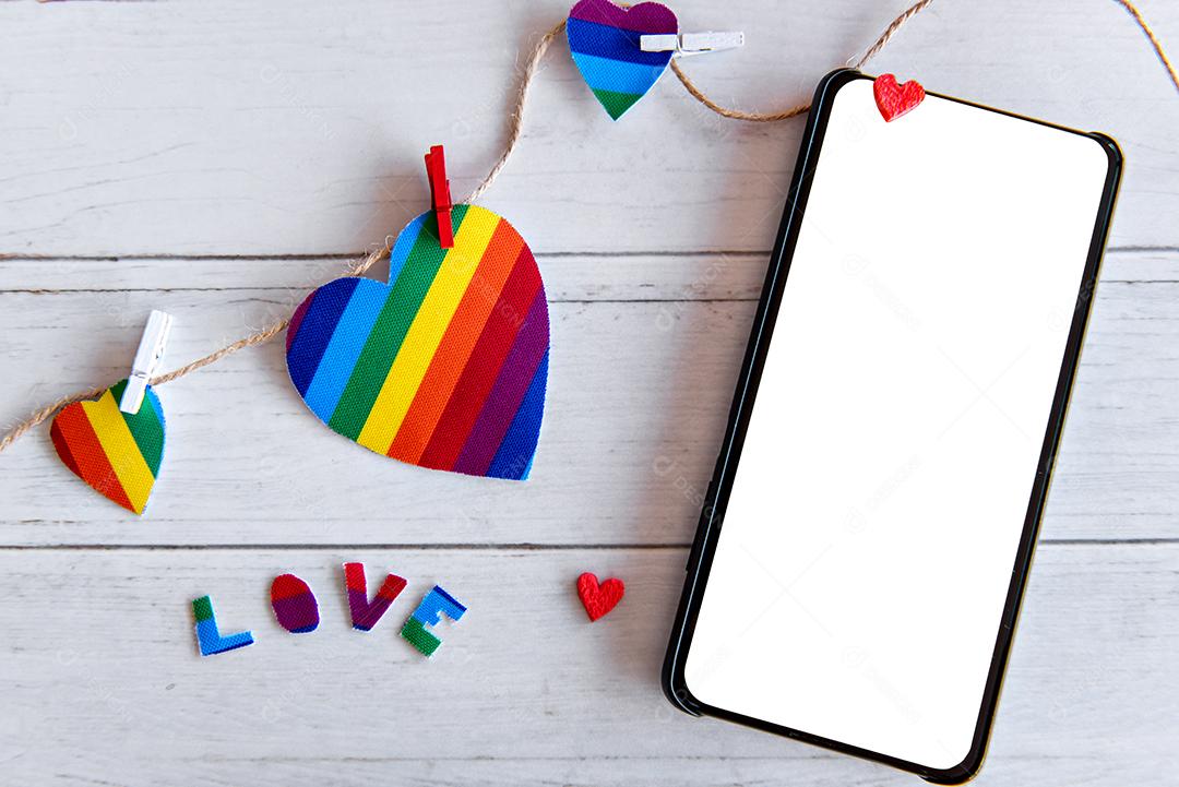 Conceito de dia dos namorados, corações coloridos (LGBT) e celular de tela branca