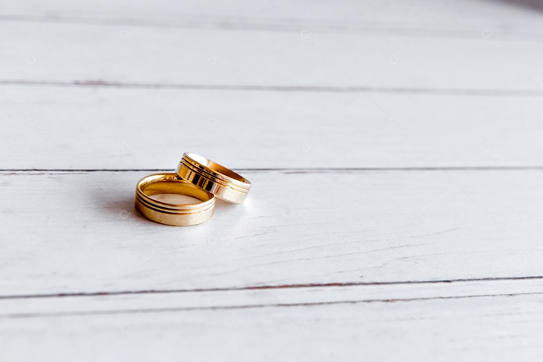 Conceito de dia dos namorados, anéis de ouro