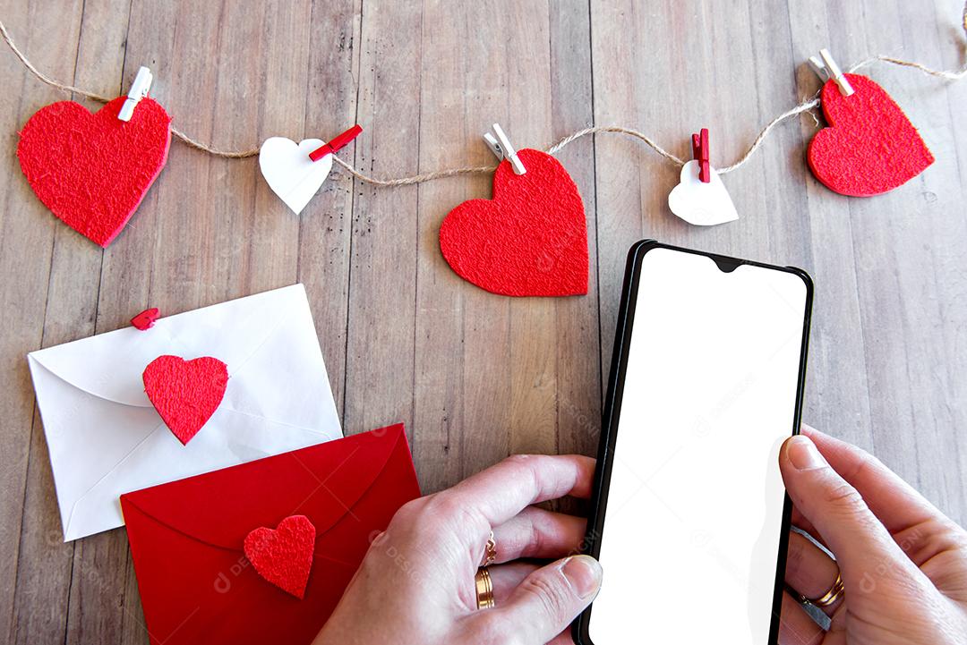 Conceito de dia dos namorados, carta de amor e celular com tela em branco