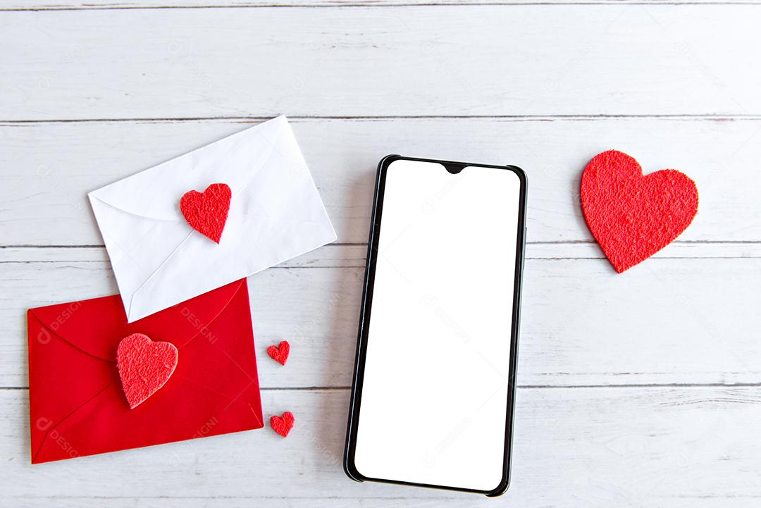 Conceito de dia dos namorados, cartas de amor na mesa de madeira e celular com tela branca