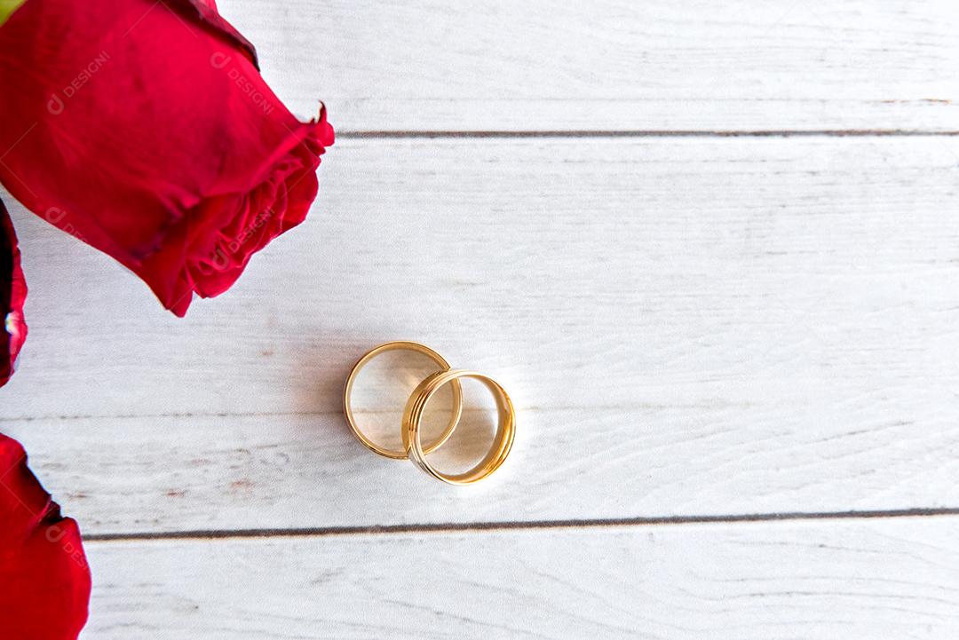 Conceito de dia dos namorados, rosas e anéis de ouro.