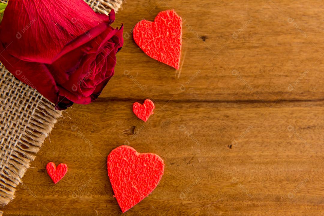 Conceito de dia dos namorados, rosas e corações na mesa de madeira