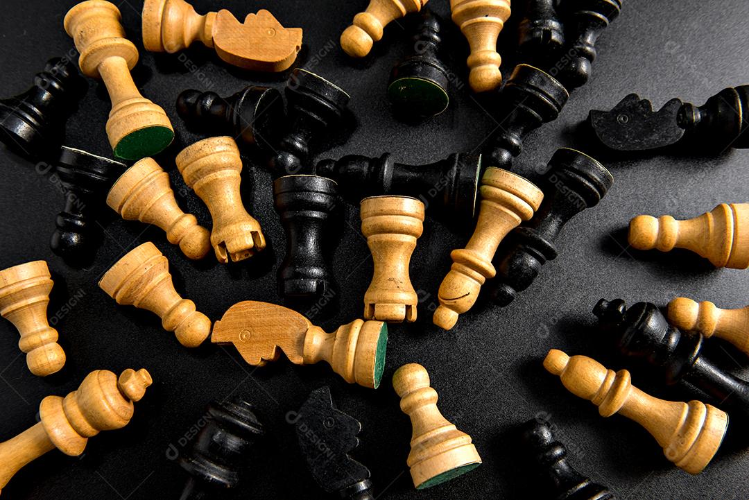 Peças de xadrez de madeira em fundo preto, peças de jogo de xadrez