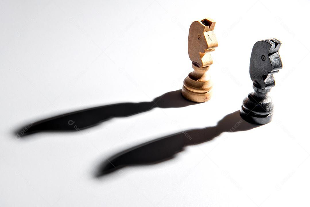 Peças de xadrez de madeira sobre fundo branco, jogo de xadrez