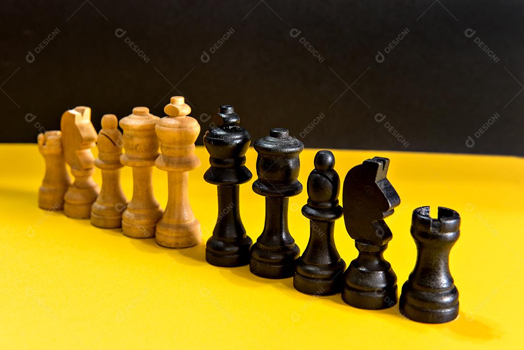 peças de xadrez em fundo amarelo e preto, jogo de xadrez