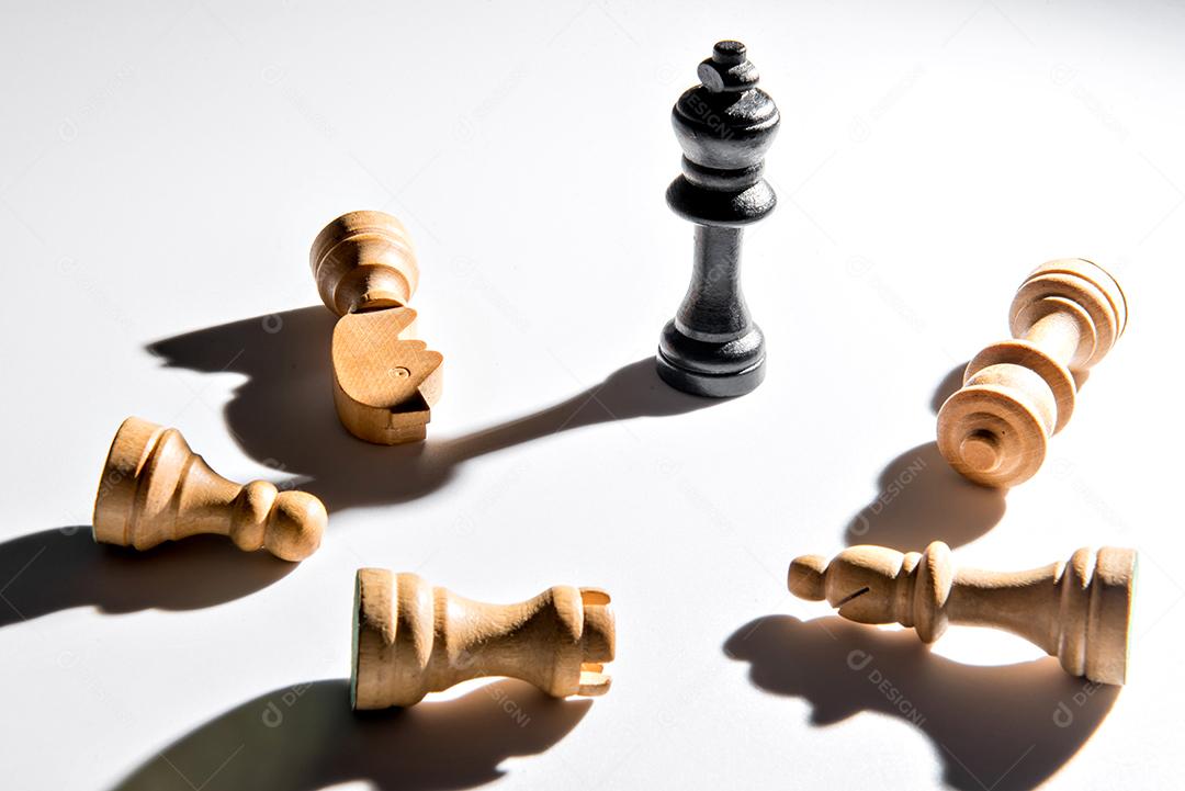 peças de xadrez de madeira sobre fundo branco, jogo de xadrez