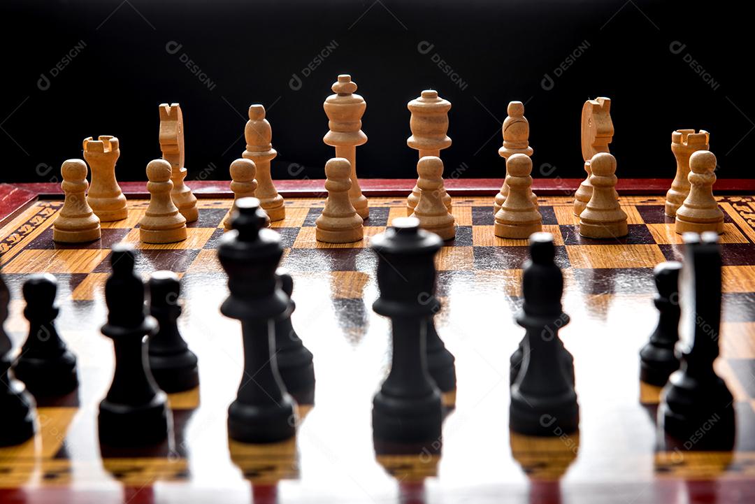 Batalha de xadrez em uma placa de madeira, jogo de xadrez de foco seletivo