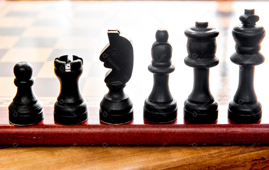 Jogo de xadrez, tabuleiro e peças pretas de madeira