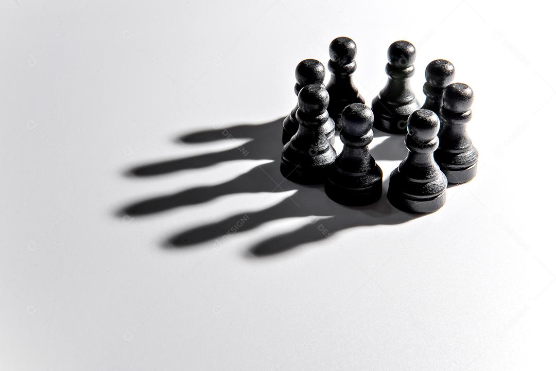 Jogo de xadrez, peões formando uma sombra de coroa