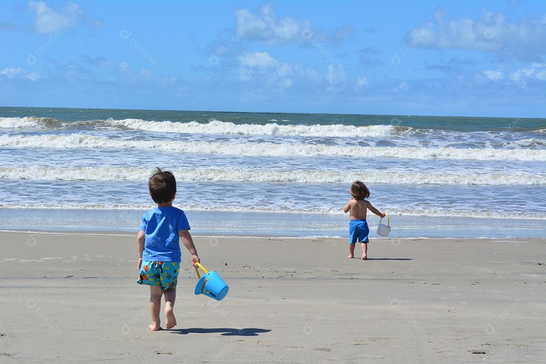 Meninos correndo na praia