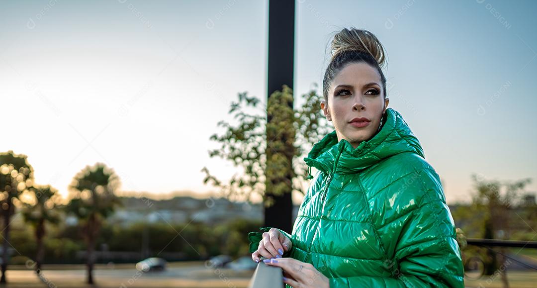 Retrato de uma linda mulher latina loira durante o pôr do sol. Retrato ao ar livre de uma menina brasileira sorridente