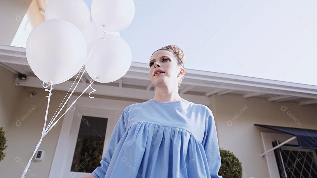 Feliz linda mulher latina na cidade com balões. Conceito de aniversário.