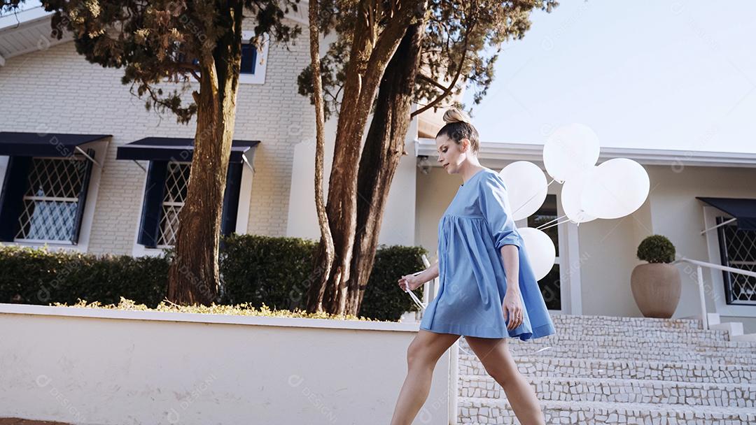 Feliz linda mulher latina na cidade com balões. Conceito de aniversário.