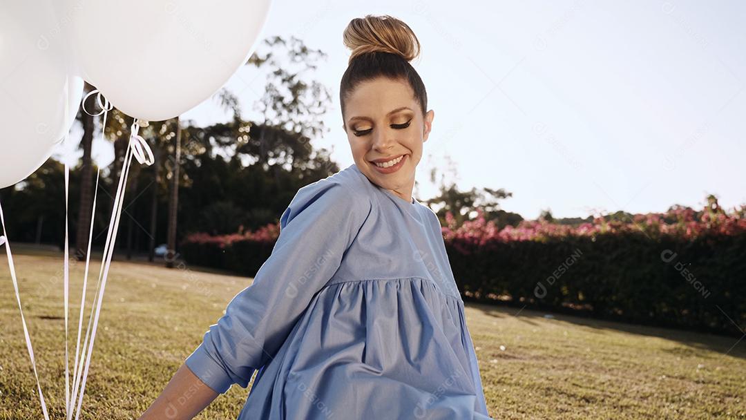 Feliz linda mulher latina na cidade com balões. Conceito de aniversário.