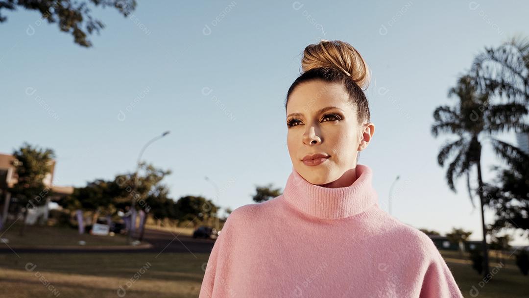 Retrato de uma linda mulher latina loira durante o pôr do sol. Retrato ao ar livre de uma menina brasileira sorridente