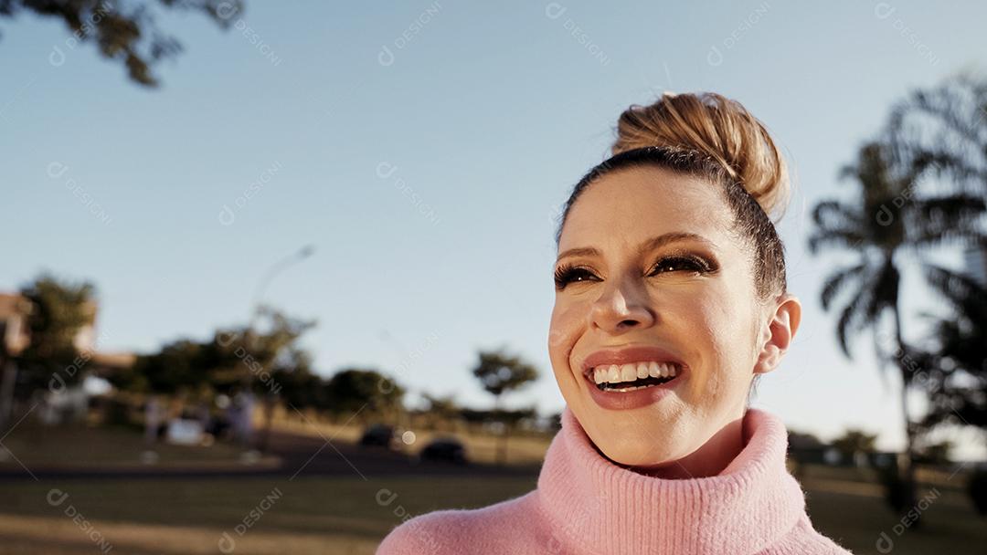 Retrato de uma linda mulher latina loira durante o pôr do sol. Retrato ao ar livre de uma menina brasileira sorridente