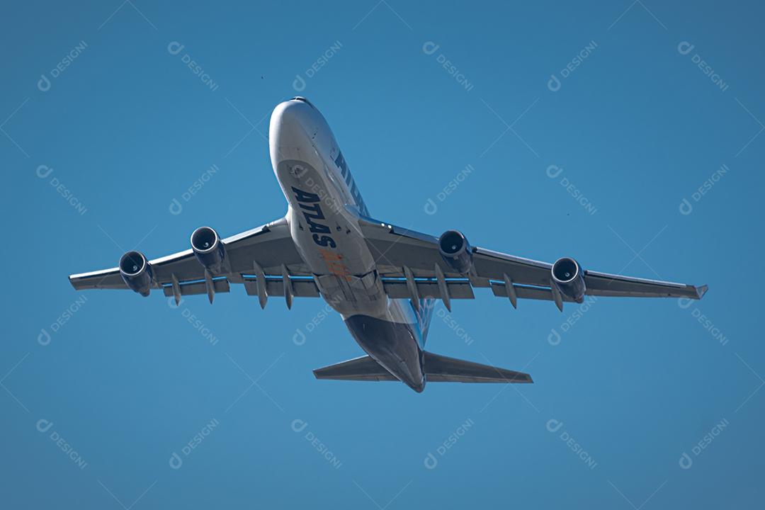 747 Atlas Air voando sobre o céu azul, 30 de maio de 2022, São Paulo, Brasil.