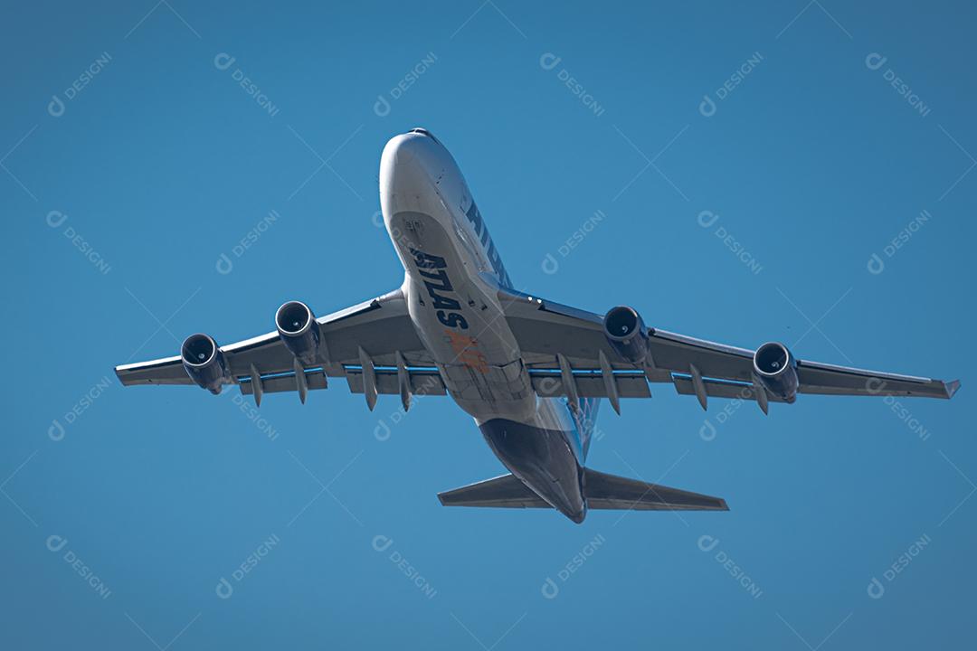 747 Atlas Air voando sobre o céu azul, 30 de maio de 2022, São Paulo, Brasil.