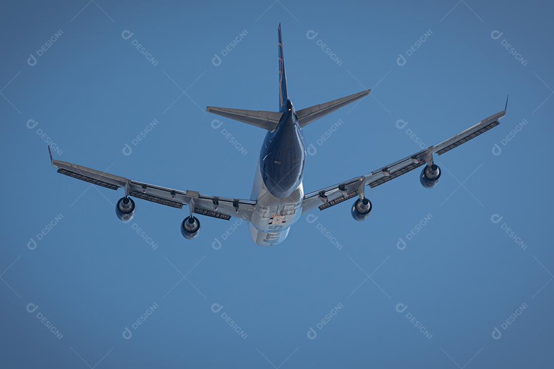 747 Atlas Air voando sobre o céu azul, 30 de maio de 2022, São Paulo, Brasil.