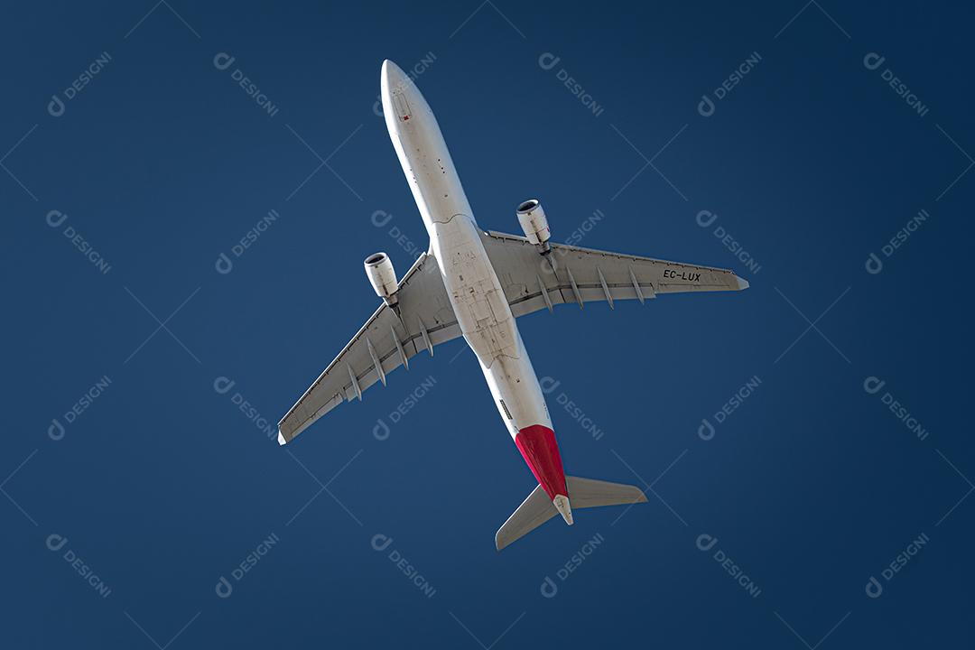 AirBus a320 voando sobre o céu azul, 30 de maio de 2022, São Paulo, Brasil.