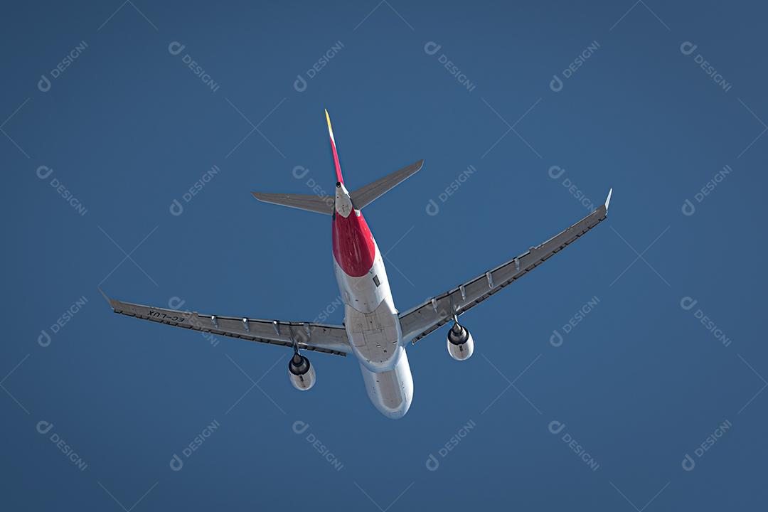 AirBus a320 voando sobre o céu azul, 30 de maio de 2022, São Paulo, Brasil.
