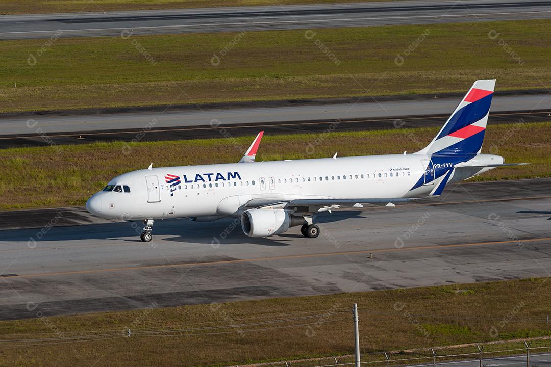 Airbus a320 Latam taxiando para decolar no GRU Airport, 30 de maio de 2022, São Paulo, Brasil.