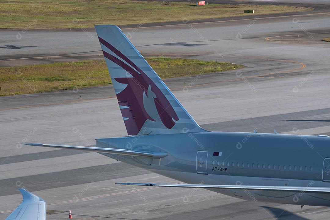 Logo do Qatar na cauda do Boeing no Aeroporto GRU, 30 de maio de 2022, São Paulo, Brasil.