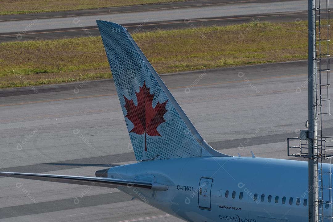 Logótipo da Air Canada na cauda do Boeing no Aeroporto GRU, 30 de maio de 2022, São Paulo, Brasil.