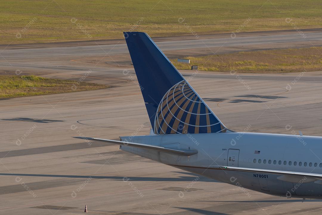 Logotipo da United Airlines na cauda do Boeing no Aeroporto GRU, 30 de maio de 2022, São Paulo, Brasil.