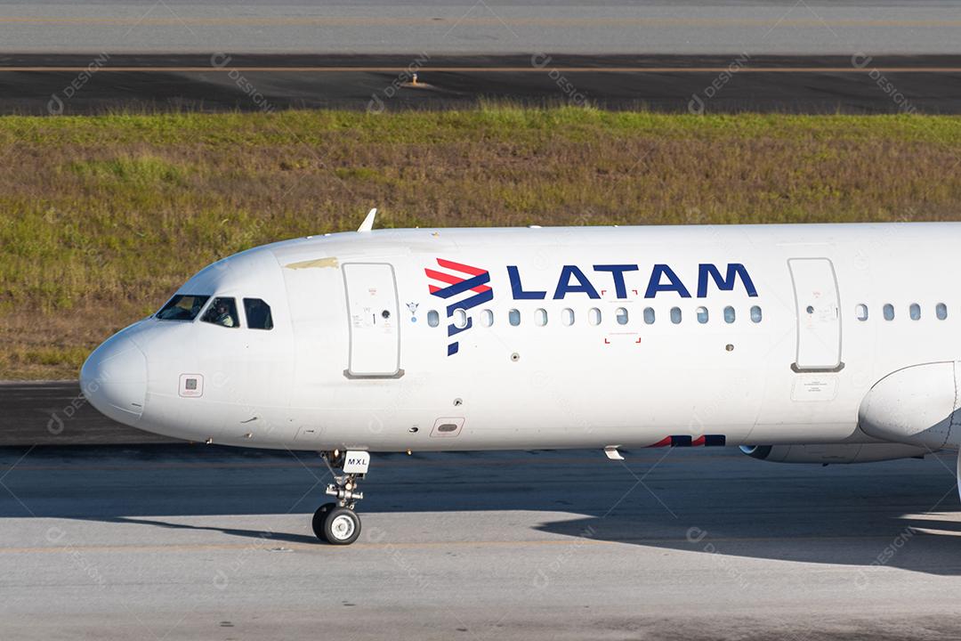 Close View of Airbus a320 Latam taxiando para decolar no GRU Airport, 30 de maio de 2022, São Paulo, Brasil.