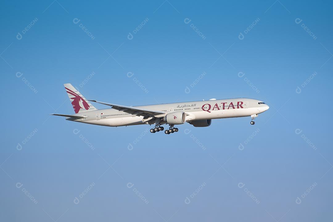 Aeronaves do Qatar voando sobre o céu azul se preparam para pousar no Aeroporto de Gru, 30 de maio de 2022, São Paulo, Brasil.