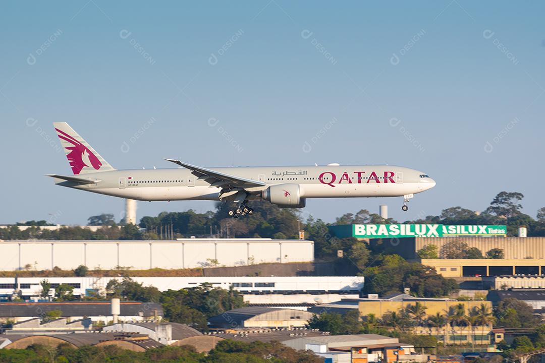 Aeronaves do Qatar voando sobre o céu azul se preparam para pousar no Aeroporto de Gru, 30 de maio de 2022, São Paulo, Brasil.