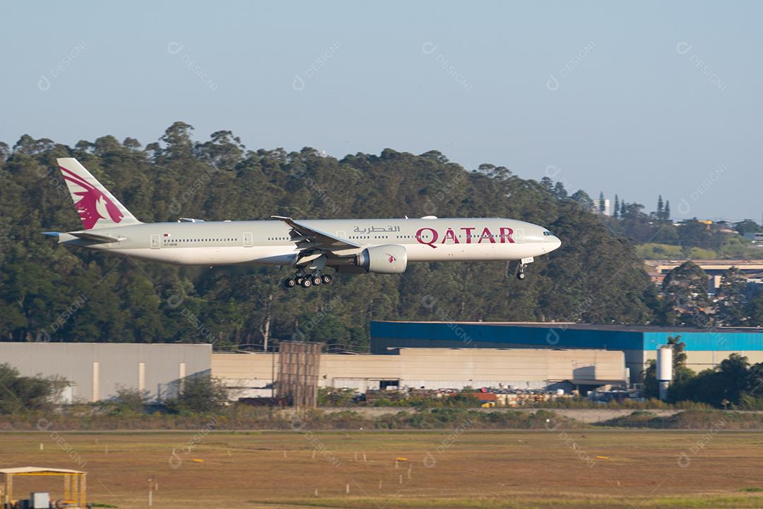 Aeronaves do Qatar voando sobre o céu azul se preparam para pousar no Aeroporto de Gru, 30 de maio de 2022, São Paulo, Brasil.