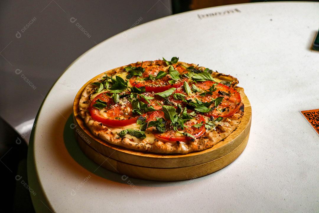 Comida pizza pizzarias forno sobre uma mesa branca