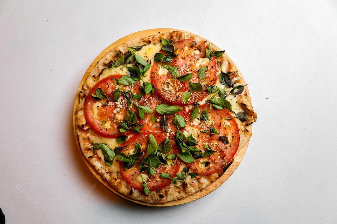 Comida pizza pizzarias forno sobre uma mesa branca