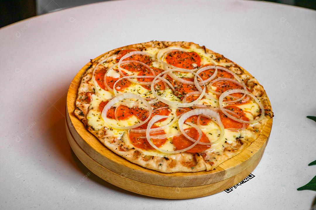 Comida pizza pizzarias forno sobre uma mesa branca